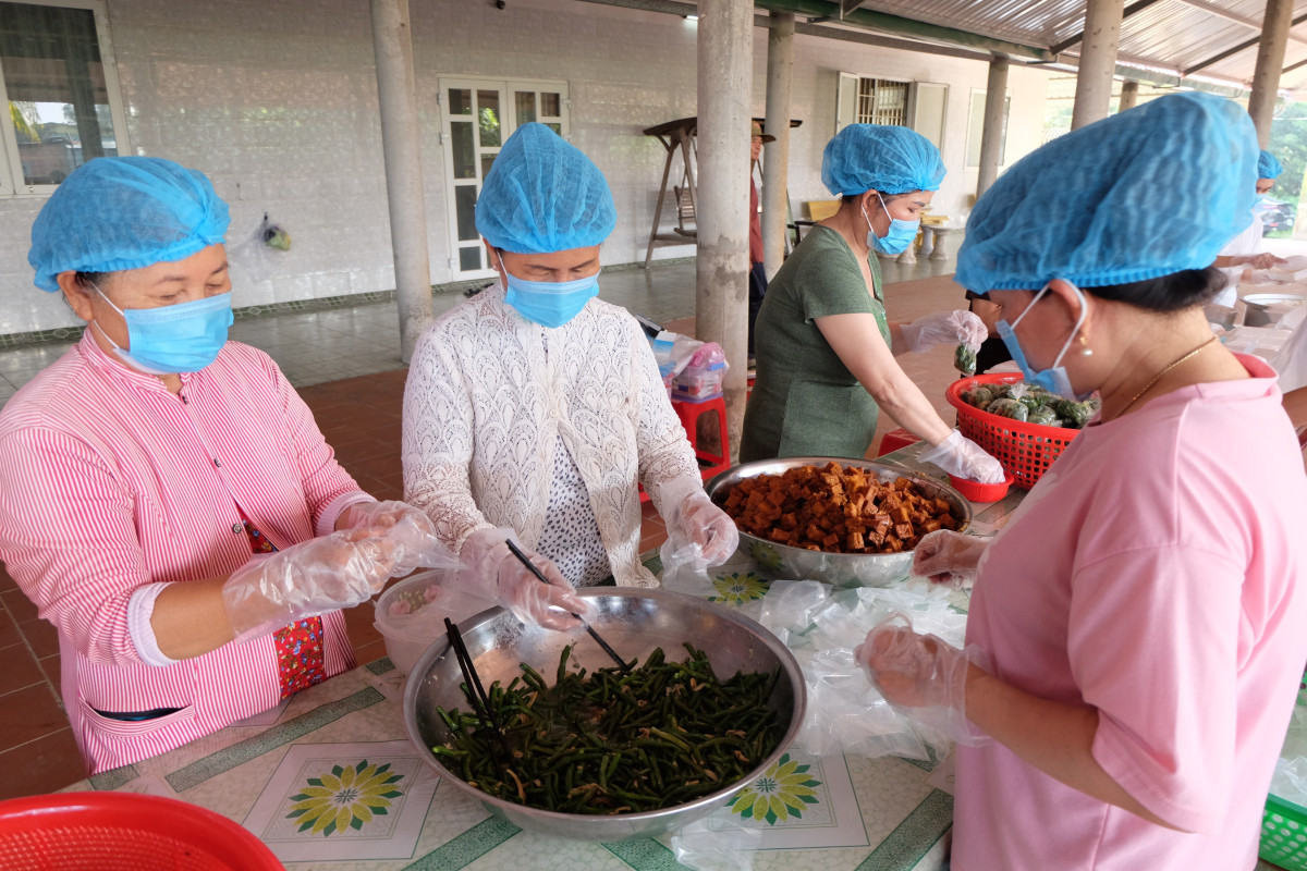 Vệ sinh, an toàn thực phẩm được Bếp Yêu Thương đặc biệt quan tâm. Phật tử, tình nguyện viên đều được trang bị bao tay, chụp tóc và khẩu trang khi nấu ăn