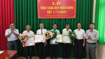 Vĩnh Hưng có 11 đảng viên được trao Huy hiệu Đảng đợt 07/11 Vĩnh Hưng có 11 đảng viên được trao Huy hiệu Đảng đợt 07/11