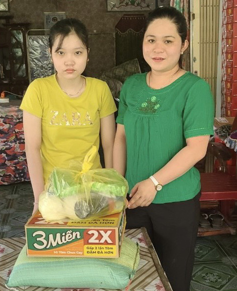Chị Trương Trần Anh Thư tặng quà cho phụ nữ khuyết tật ở địa phương