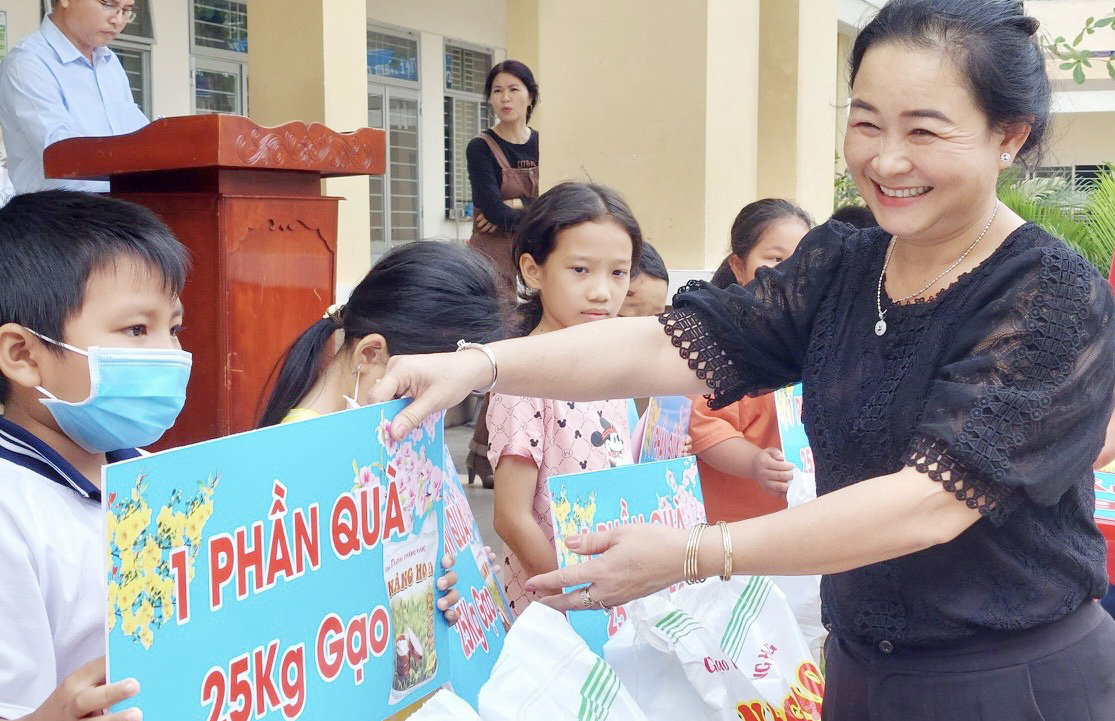 Hiệu trưởng Trường Tiểu học Tân An - Trần Thị Thi tặng quà cho học sinh có hoàn cảnh khó khăn (Ảnh nhân vật cung cấp)