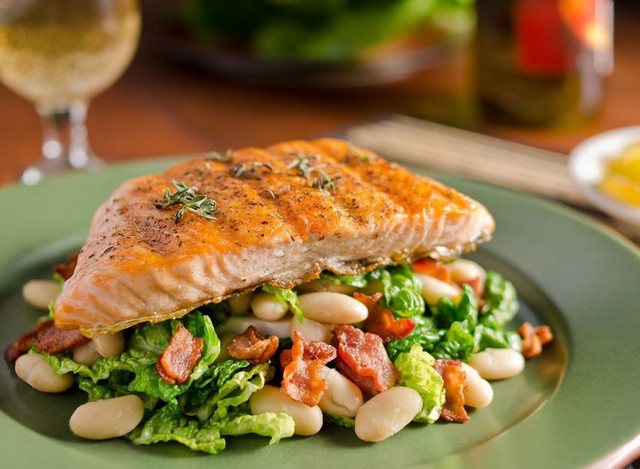 Cá hồi dù là thịt tươi hay đóng hộp thì đều là nguồn cung cấp protein động vật cực tốt cho sức khỏe. Ảnh SHUTTERSTOCK