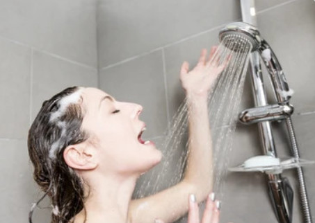 Tắm nước lạnh có thể giảm mức độ căng thẳng, giảm viêm và thậm chí cải thiện giấc ngủ. Ảnh Shutterstock
