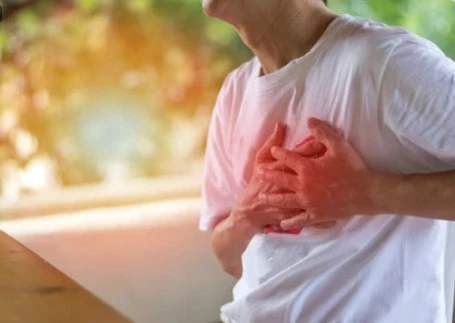 Người bị bệnh tim không nên tắm nước lạnh. Ảnh Shutterstock