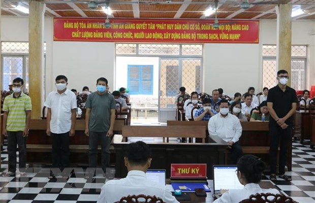 Chiều 16/10/2023, Tòa án nhân dân tỉnh An Giang tuyên phạt bị cáo Nguyễn Bá Quận (sinh năm 1962, nguyên Trưởng phòng Cảnh sát giao thông đường bộ Công an tỉnh An Giang) 2 năm tù giam về tội “Lợi dụng chức vụ, quyền hạn trong thi hành công vụ. (Ảnh minh họa: Công Mạo/TTXVN)