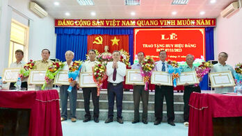 Tân Hưng trao Huy hiệu Đảng cho 10 đảng viên