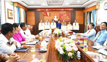 Tân Thạnh trao Huy hiệu Đảng đợt 07/11 cho 6 đảng viên Tân Thạnh trao Huy hiệu Đảng đợt 07/11 cho 6 đảng viên