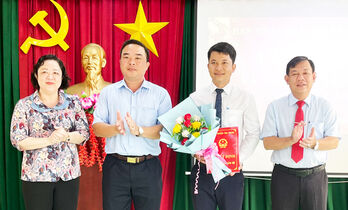 Tân Thạnh công bố quyết định về công tác cán bộ Tân Thạnh công bố quyết định về công tác cán bộ