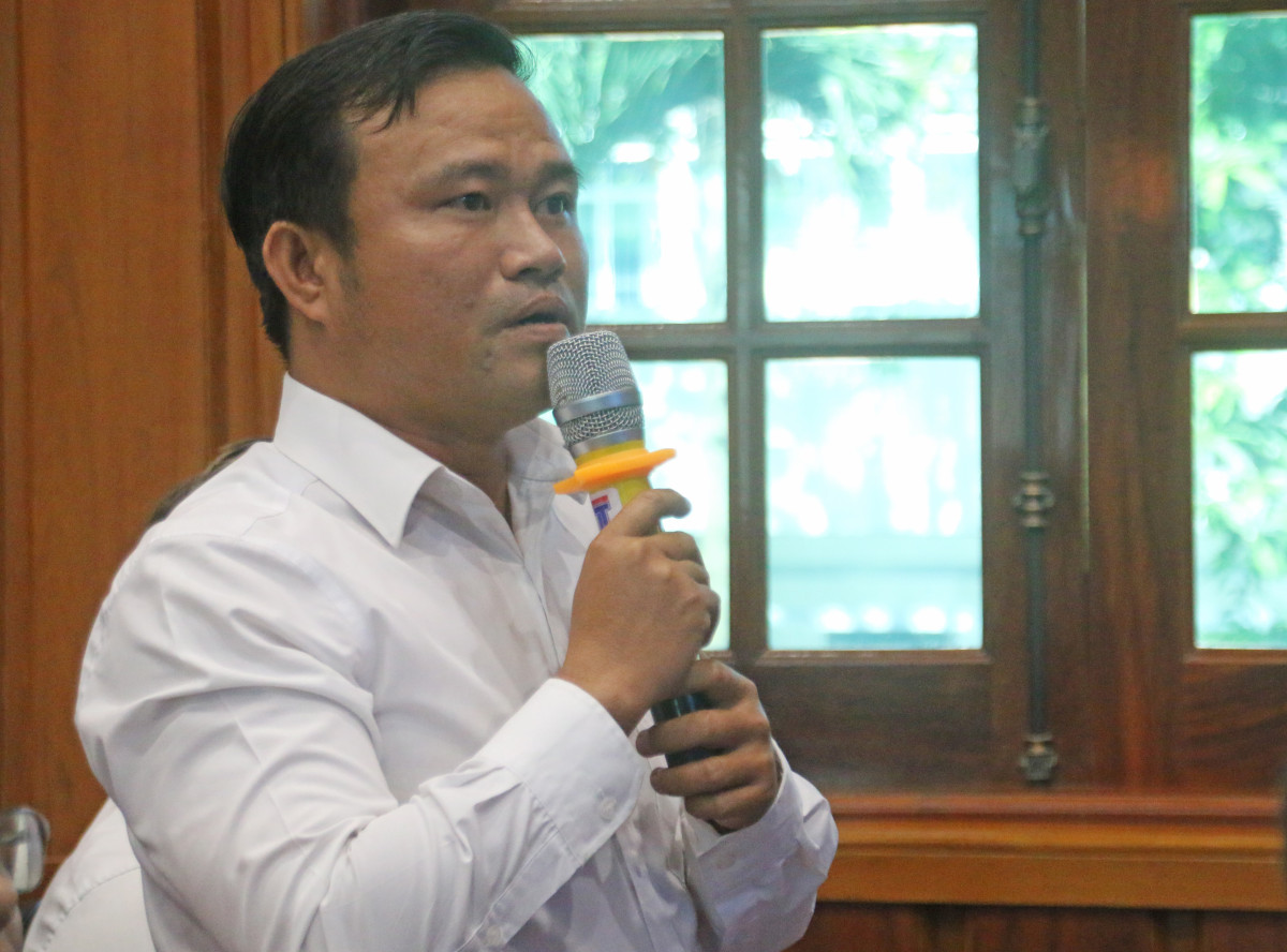 Anh Hứa Thanh Phú (Câu lạc bộ Đầu tư và Khởi nghiệp tỉnh) đặt câu hỏi tại buổi đối thoại