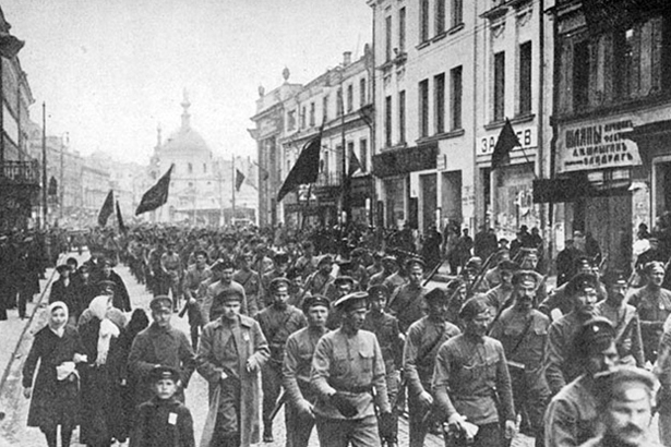Người dân và lực lượng khởi nghĩa diễu hành tại Saint-Peterburg chúc mừng thành công của cuộc Cách mạng ngày 07/11/1917 (Ảnh: Internet)