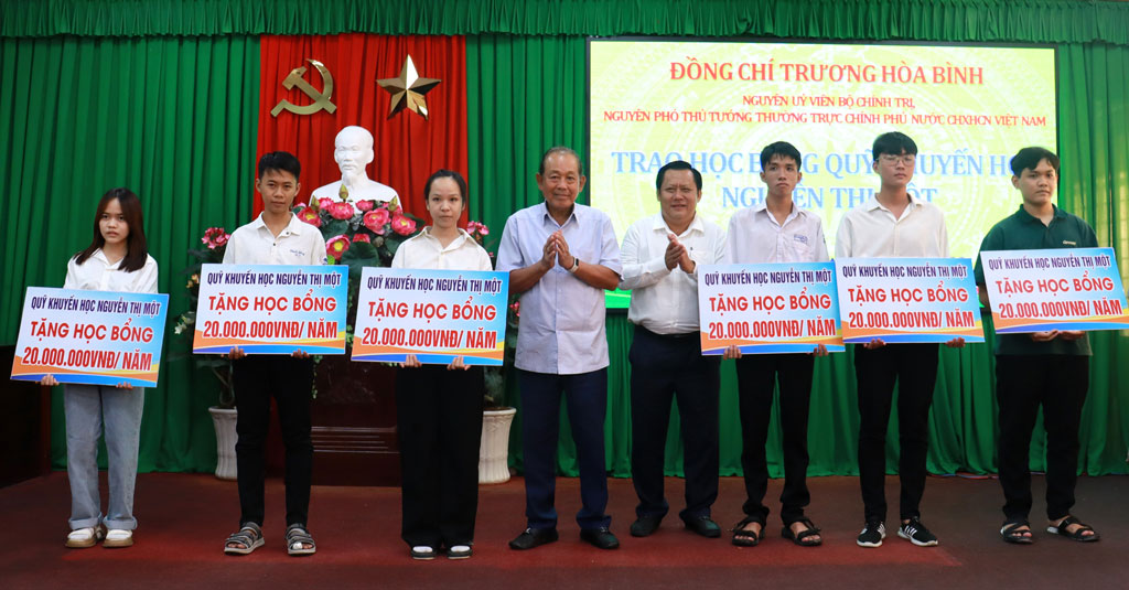 Nguyên Phó Thủ tướng Thường trực Chính phủ - Trương Hòa Bình trao học bổng Quỹ khuyến học Nguyễn Thị Một tại Cần Đước