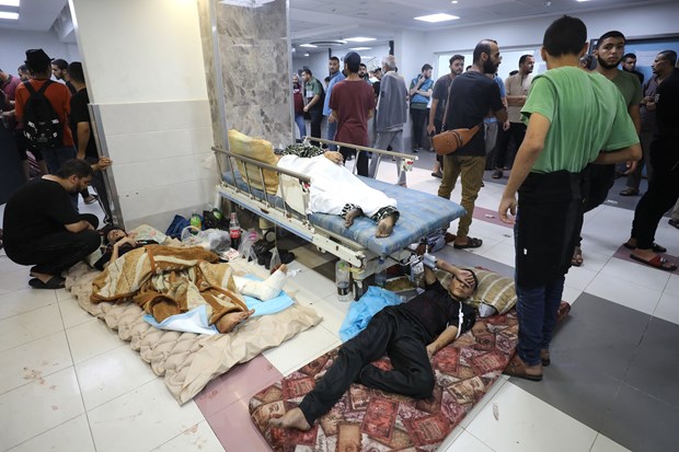 Nạn nhân bị thương trong cuộc xung đột giữa Israel và lực lượng Hamas được điều trị tại bệnh viện Al-Shifa ở Gaza, ngày 7/11/2023. (Ảnh: AFP/TTXVN)