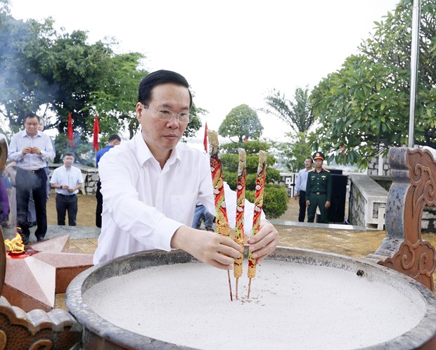 Chủ tịch nước Võ Văn Thưởng dâng hương tại Đài Tưởng niệm Núi Nhạn, thành phố Tuy Hòa. (Ảnh: Thống Nhất/TTXVN)
