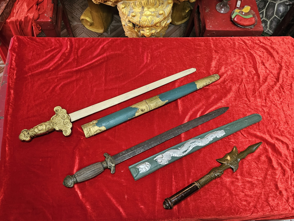 3 thanh kiếm được vua Tự Đức ban cùng thời gian với sắc thần: 1 đao lệnh, 2 gươm lệnh (1 gươm màu đen, 1 gươm màu bạc nhưng gươm bạc đã thất lạc và được phục chế bằng gỗ)
