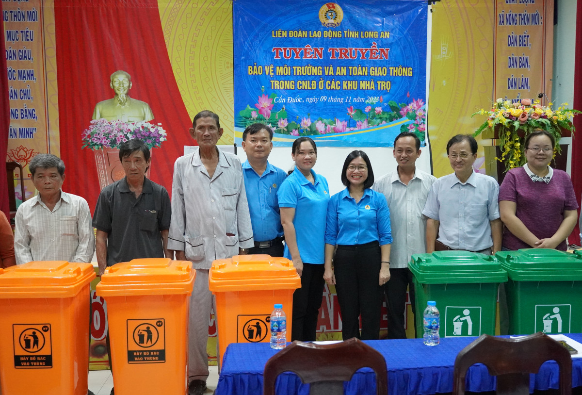 Chủ nhà trọ được tặng thùng rác để phân loại rác tại nguồn