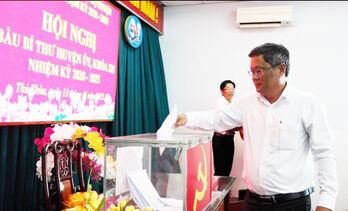 Ông Đinh Văn Sáu được bầu giữ chức Bí thư Huyện ủy Thủ Thừa Ông Đinh Văn Sáu được bầu giữ chức Bí thư Huyện ủy Thủ Thừa