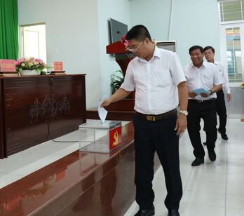 Ông Trương Minh Trí được bầu bổ sung vào Ủy viên Ban Thường vụ Huyện ủy Tân Trụ