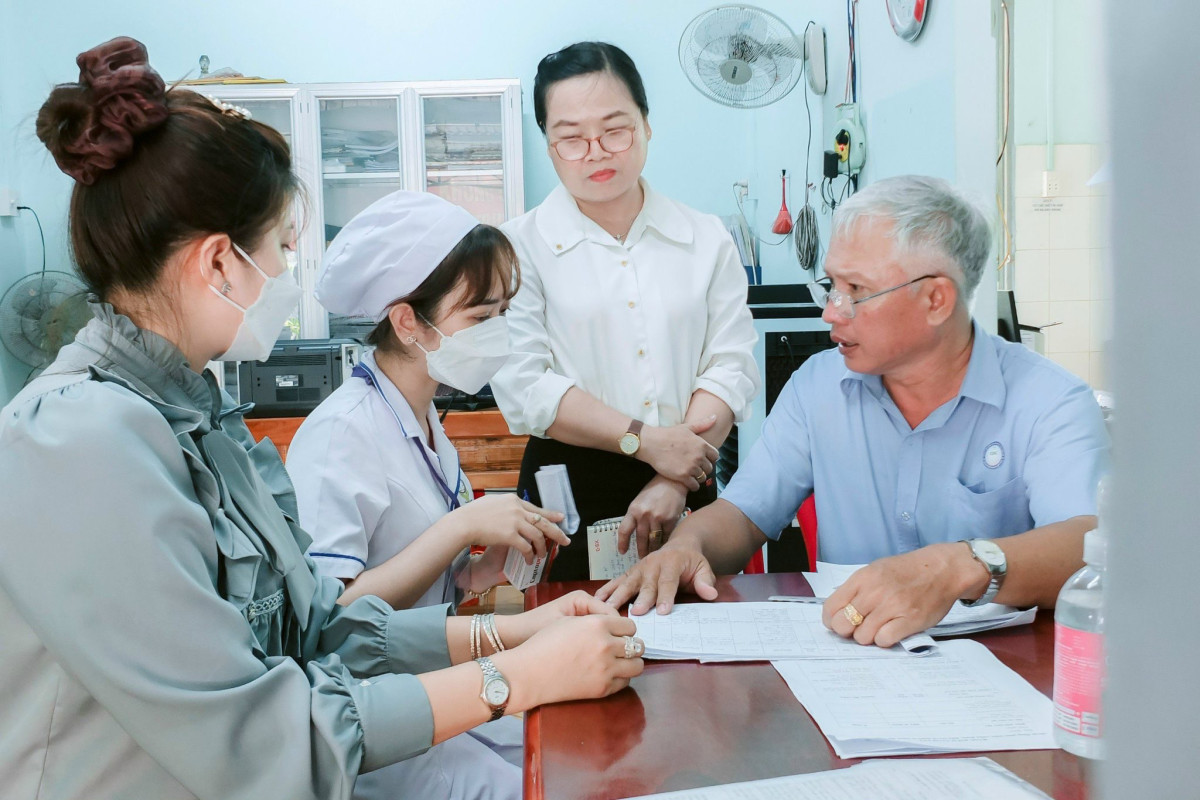 Bác sĩ Trần Huỳnh Đức (bìa phải) giám sát cán bộ y tế huyện Tân Trụ sau đào tạo Quản lý bệnh nhân đái tháo đường