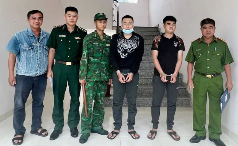 Thượng úy Phan Nguyễn Đỗ Huỳnh (thứ 2, trái qua) tham gia bắt giữ đối tượng tàng trữ chất ma túy