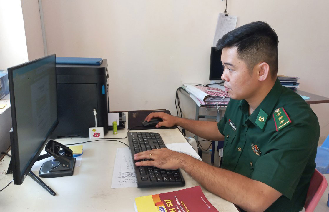 Thượng úy Phan Nguyễn Đỗ Huỳnh luôn tích cực trau dồi chuyên môn, nghiệp vụ