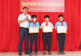 Tân Trụ khen thưởng 3 học sinh phát hiện 2 quả đạn pháo 105mm