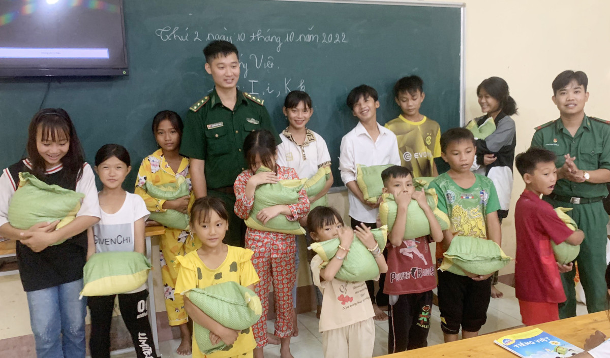 Đồn Biên phòng Tuyên Bình thường xuyên vận động mạnh thường quân tặng quà cho các em trong lớp học tình thương