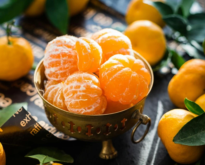 Bổ sung các loại trái cây họ cam quýt trong chế độ ăn uống để ngăn ngừa tình trạng thiếu vitamin C. Ảnh: Pexels