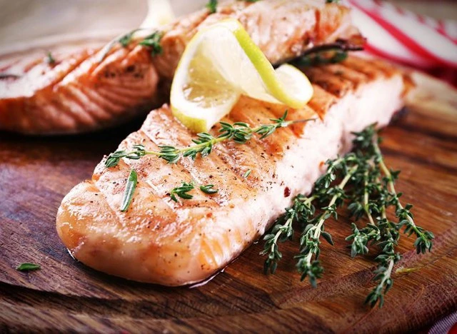 Cá hồi là món ăn cực tốt nhờ hàm lượng cao protein và axit béo omega-3. Ảnh SHUTTERSTOCK