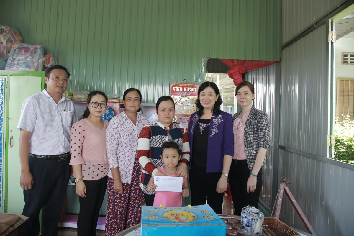 Được nhận quà tặng là niềm động viên tinh thần đối với em Nguyễn Thị Thanh Thúy