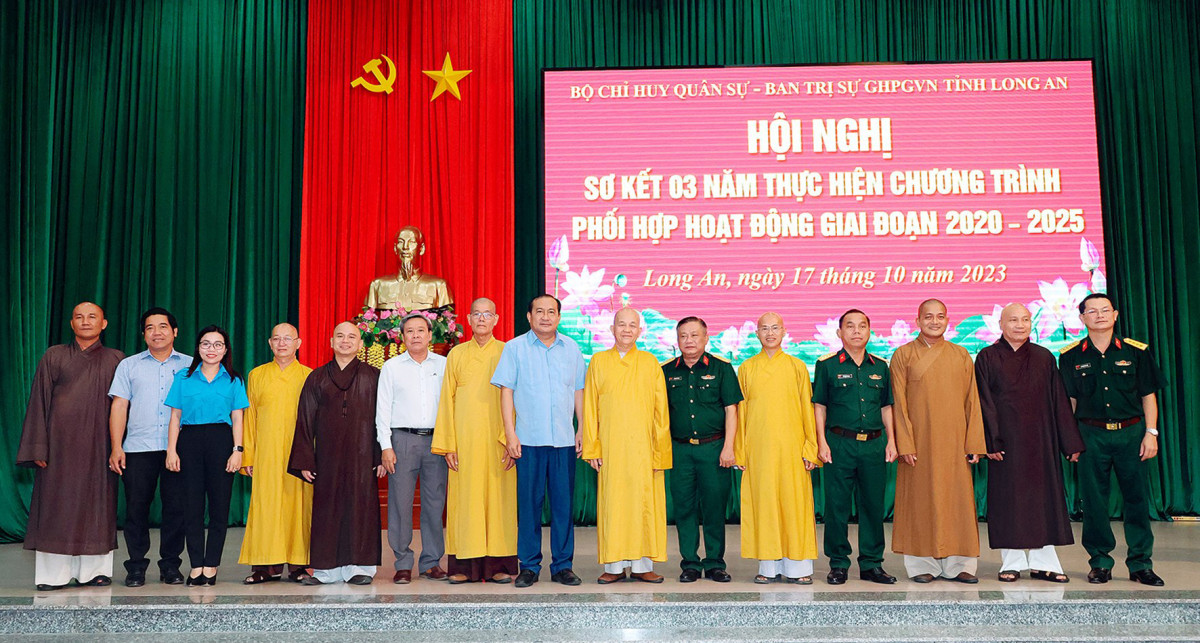Bộ Chỉ huy Quân sự tỉnh thăm, chúc mừng Ban Trị sự Giáo hội Phật giáo Việt Nam tỉnh nhân lễ Phật đản