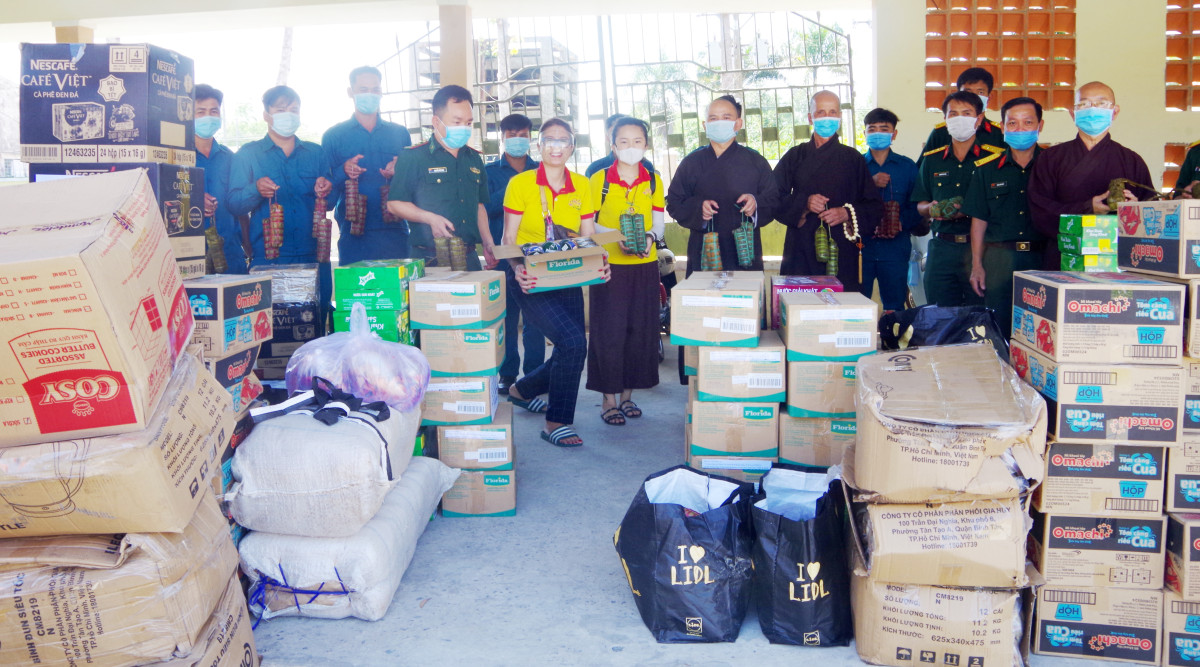 Bà Lê Thị Rết (bìa phải, ấp Gãy, xã Thuận Bình, huyện Thạnh Hóa) vui mừng trong căn nhà mới