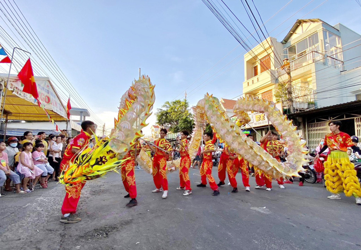 Anh Trần Lam Trường là thành viên Câu lạc bộ từ năm 2017 đến nay, theo anh, đối với những điệu múa cơ bản phải mất tầm 2-3 tháng; riêng những điệu múa chuyên nghiệp phải mất từ 1-2 năm trở lên