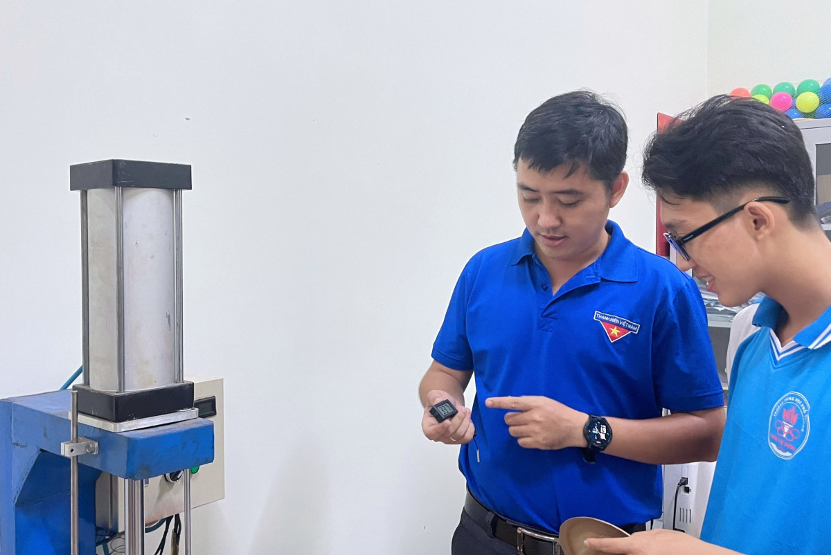Thầy Võ Hoàng Vũ hướng dẫn học sinh Trường THPT Thiên Hộ Dương tham gia cuộc thi Khoa học - kỹ thuật cấp tỉnh năm 2023