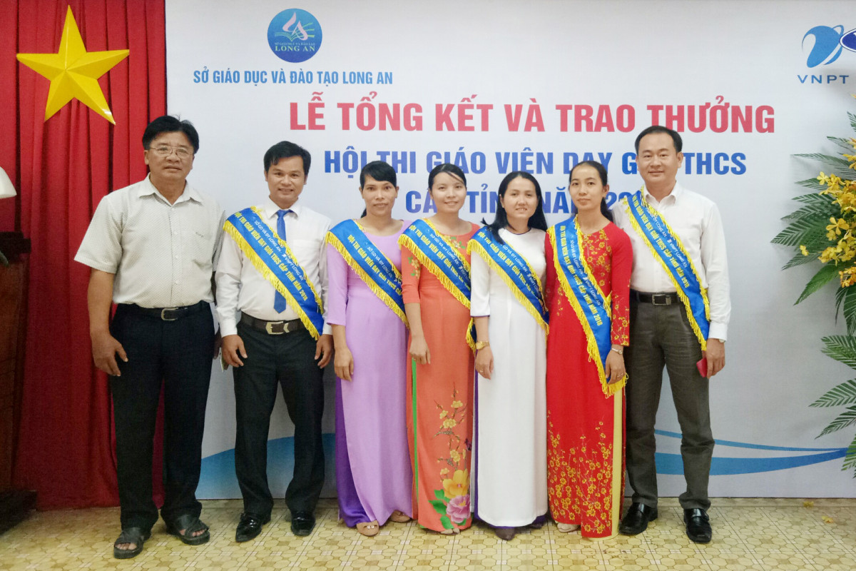 Cô Phan Thị Thanh Tuyền (thứ 3, phải qua) nhận nhiều giấy khen của Sở Giáo dục và Đào tạo trong những năm qua