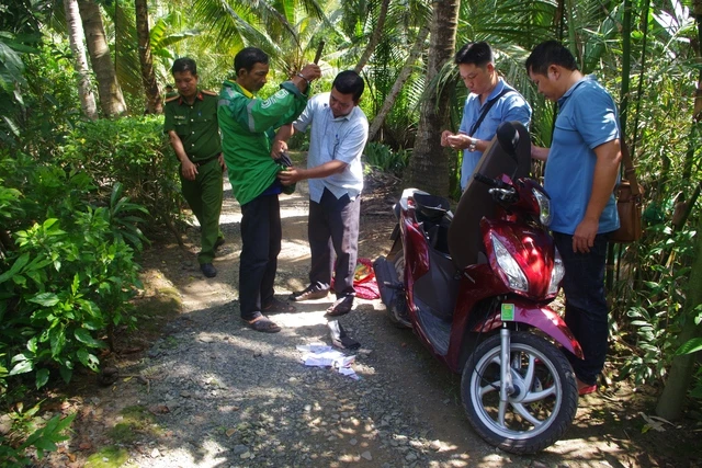 Lực lượng công an kiểm tra, phát hiện khẩu súng trên người Dũng. Ảnh BẮC BÌNH