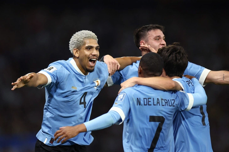 Niềm vui của các cầu thủ Uruguay sau khi ghi bàn vào lưới Argentina - Ảnh: REUTERS
