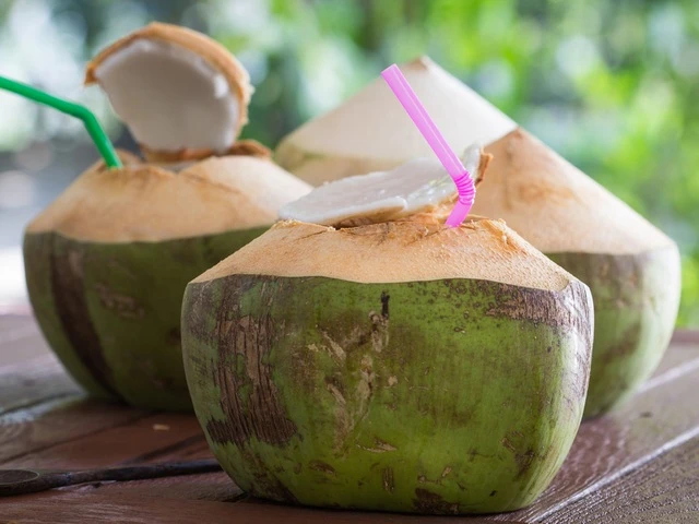 Uống nước dừa vào buổi sáng tốt hơn buổi tối. Ảnh Shutterstock