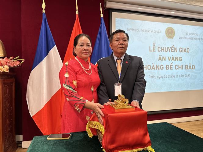 Chuyển giao ấn vàng “Hoàng đế chi bảo” từ Pháp về Việt Nam Vợ chồng ông Nguyễn Thế Hồng, Giám đốc Bảo tàng Hoàng Gia Nam Hồng, với Ấn vàng “Hoàng đế chi bảo.” (Ảnh: Nguyễn Thu Hà/TTXVN)