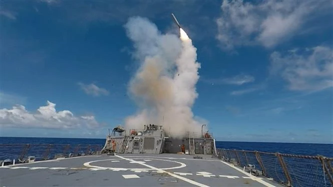 Tên lửa hành trình Tomahawk được phóng từ tàu khu trục USS Stethem. (Ảnh: AFP/TTXVN)