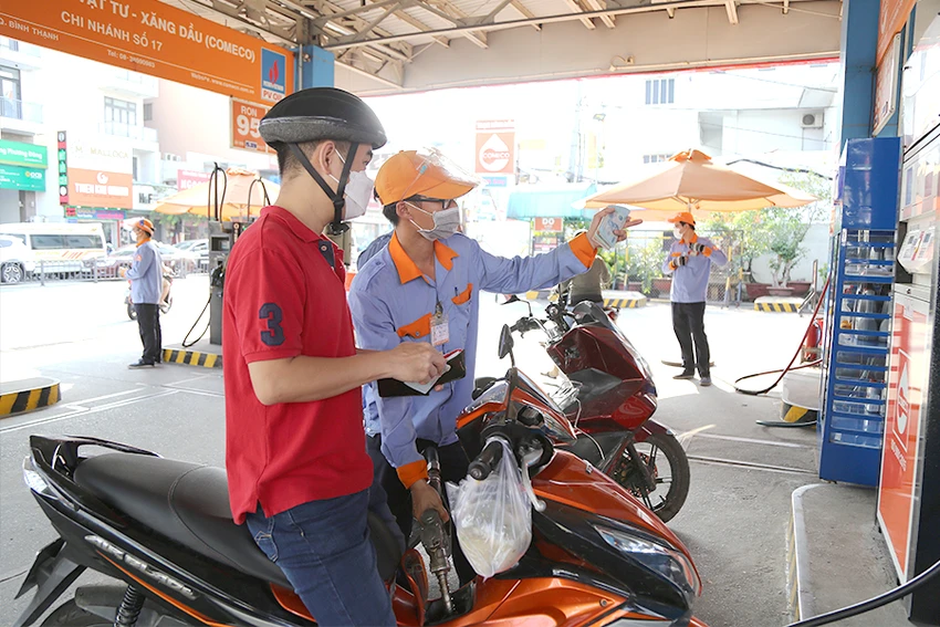 Nghị định mới về xăng dầu: Đại lý được lấy hàng 3 nơi Theo nghị định mới ban hành thì thời gian điều hành giá xăng dầu sẽ được chuyển sang ngày thứ Năm, tức ngày 23/11 tới đây. Ảnh: HOÀNG GIANG