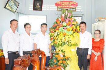 Lãnh đạo huyện Tân Trụ thăm và chúc mừng Ngày Nhà giáo Việt Nam 20/11