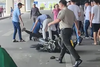 CLIP: Khống chế hai thanh niên gây náo loạn sân bay Tân Sơn Nhất