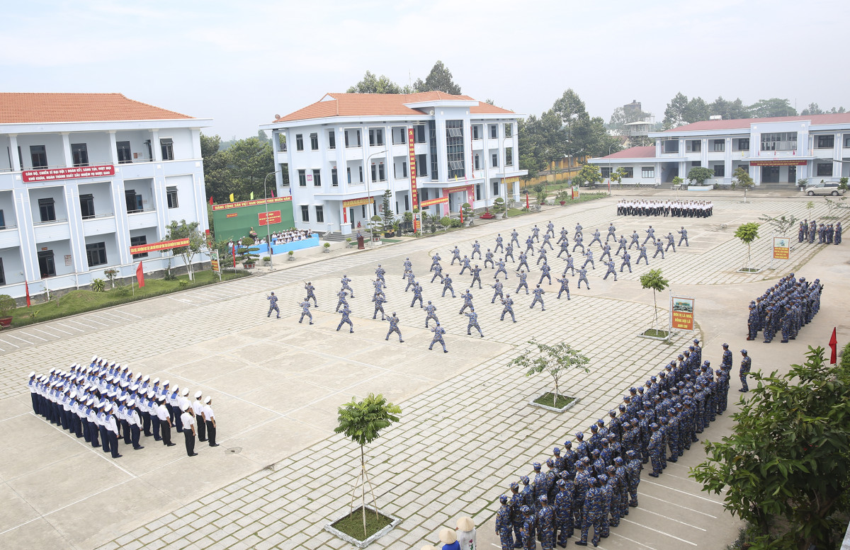 Học viên khóa 3 đồng diễn các động tác đâm lê, đánh báng súng Tiểu liên AK