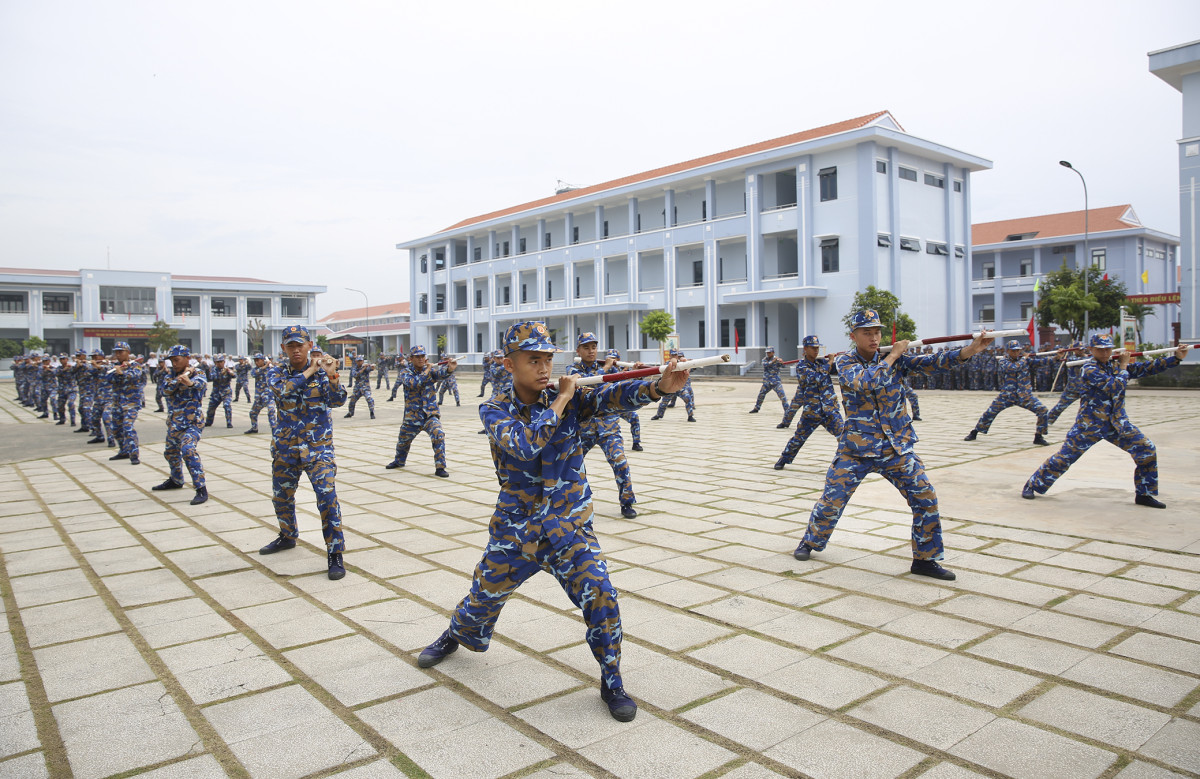 Luyện tập 12 động tác trường côn của học viên khóa 3