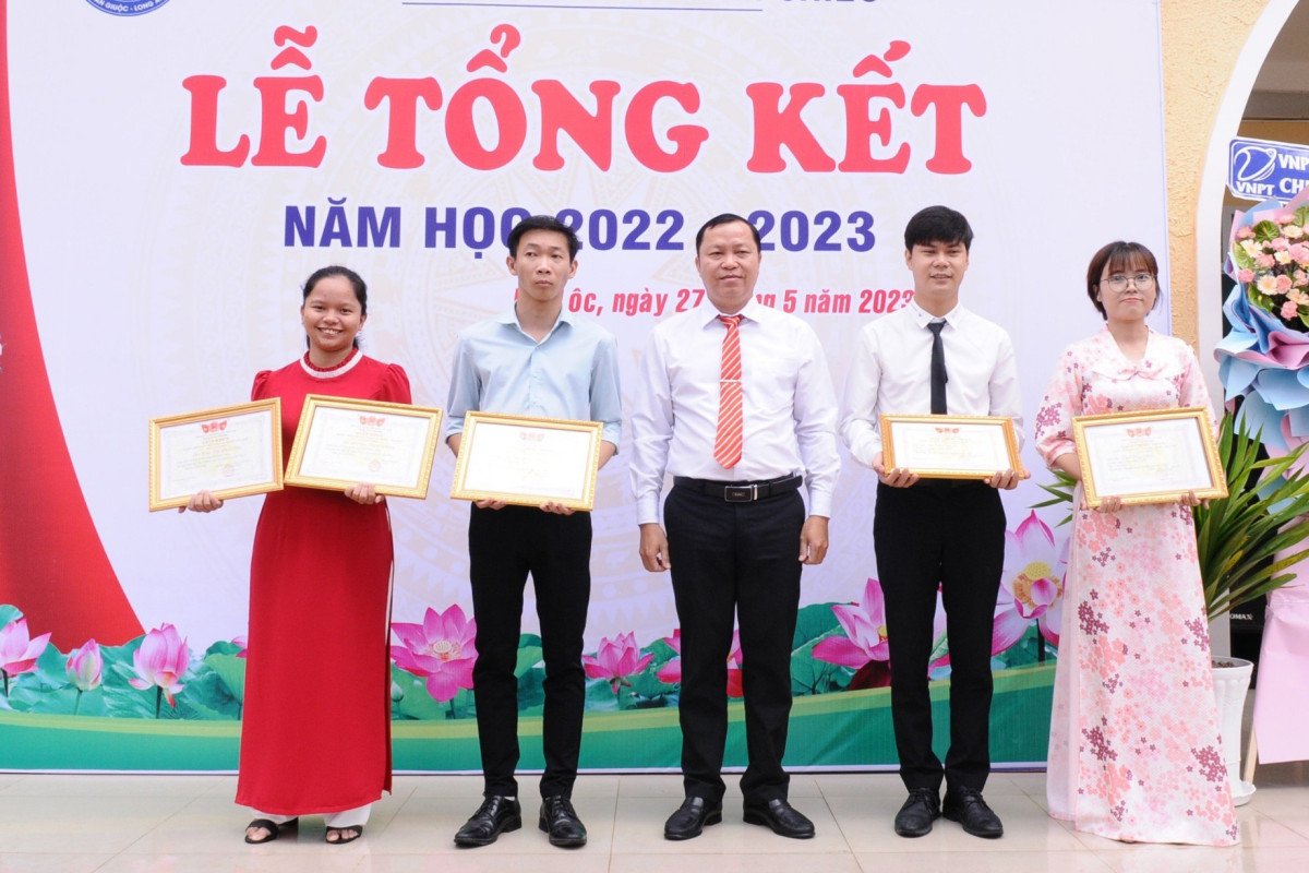 Dù là giáo viên trẻ nhưng cô Lê Ngọc Thanh Phương (bìa trái) đạt nhiều thành tích đáng tự hào