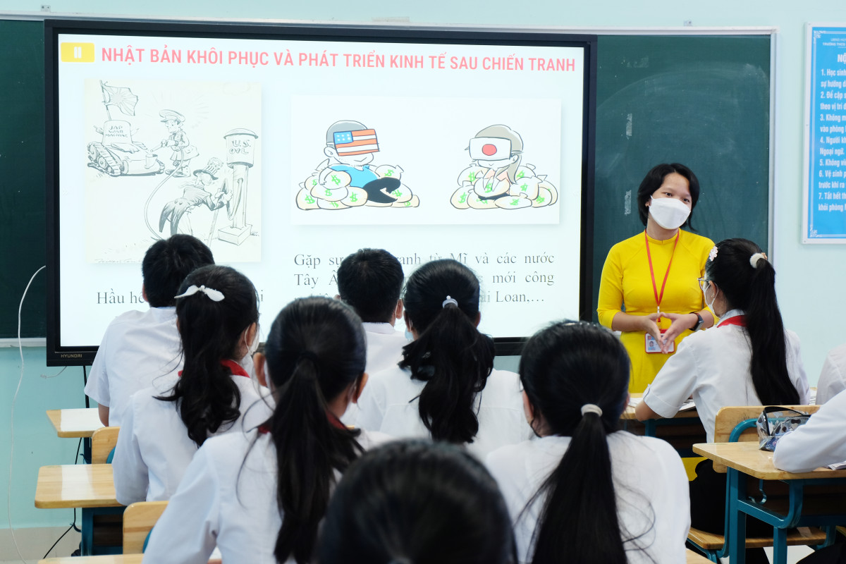Cô Lê Ngọc Thanh Phương thường sử dụng tivi tương tác trong giảng dạy để có thêm nhiều hình ảnh, video mình họa cũng như tạo hứng thú cho học sinh