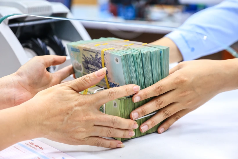 Từ ngày 1/12, giao dịch từ 400 triệu đồng phải báo cáo Ngân hàng Nhà nước. (Ảnh: PV/Vietnam+)