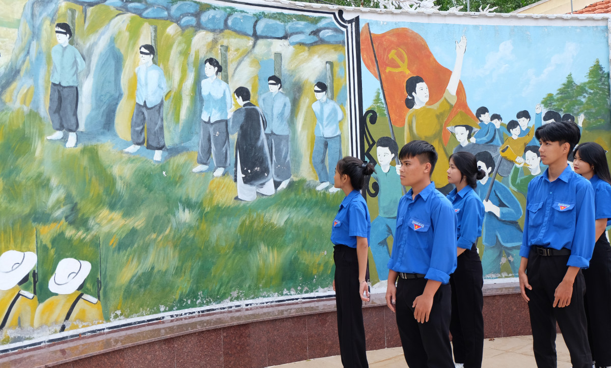 Đoàn viên, thanh niên thị trấn Cần Giuộc, huyện Cần Giuộc luôn nhớ đến công lao của Anh hùng Lực lượng vũ trang nhân dân Nguyễn Thị Bảy