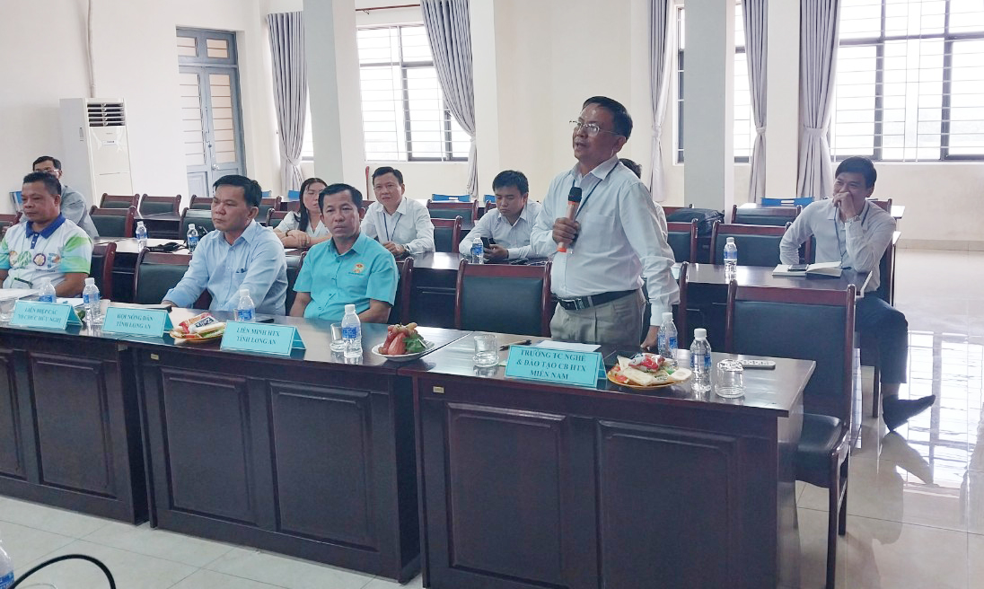 Hiệu trưởng Trường Trung cấp nghề và Đào tạo cán bộ HTX Miền Nam – Huỳnh Lam Phương (đứng) trao đổi các thông tin, nhu cầu hợp tác của nhà trường