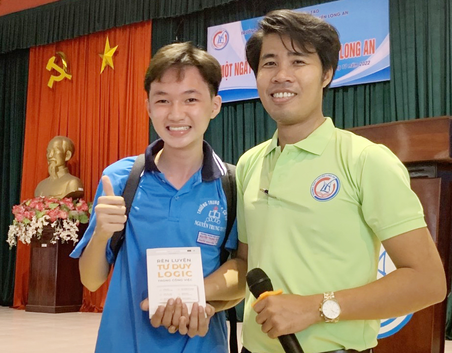 Với lòng yêu nghề và nhiệt huyết của tuổi trẻ, thầy Đoàn Văn Xem không ngừng tìm tòi những phương pháp giảng dạy hiệu quả để thu hút học sinh