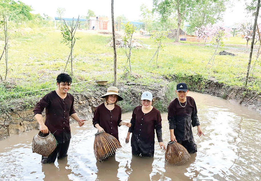Khai thác giá trị di sản văn hóa trong phát triển du lịch Ngoài di tích lịch sử, các tour du lịch học đường còn chú trọng kết hợp những điểm đến học tập, trải nghiệm, vui chơi, giải trí (Trong ảnh: Du khách trải nghiệm tại Khu du lịch Chavi Garden)